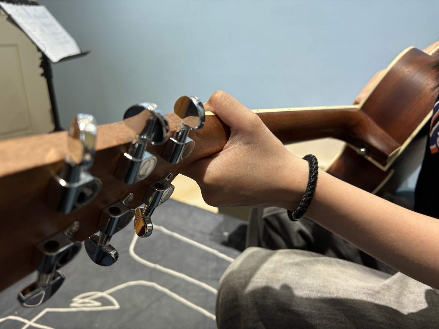 彈吉他正確姿勢