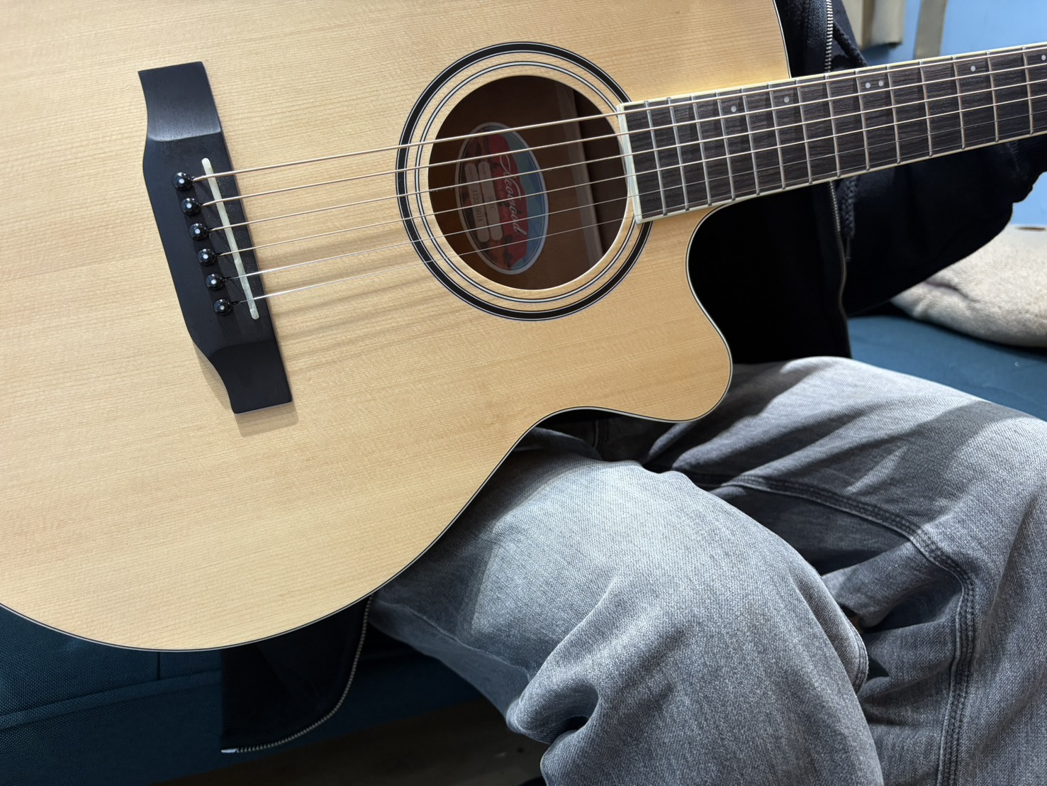 彈吉他正確姿勢