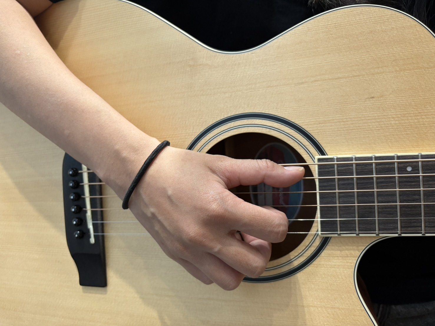 彈吉他正確姿勢